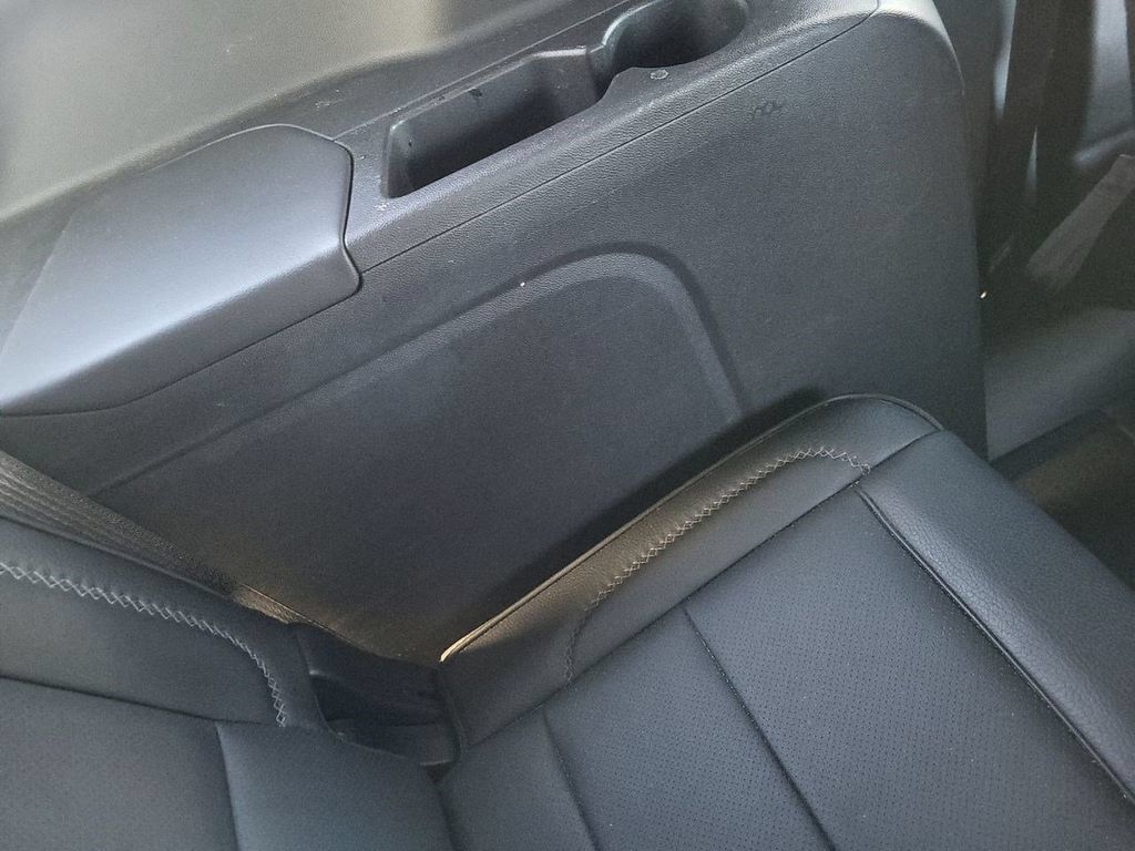 Used 2025 GMC Yukon XL Denali AWD/4WD image 15