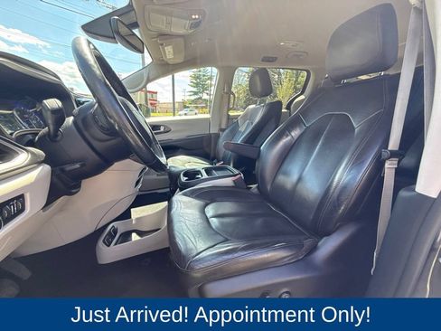 Used 2019 Chrysler Pacifica Touring-L FWD image 9