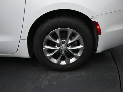 Used 2026 Chrysler Pacifica Limited FWD image 42