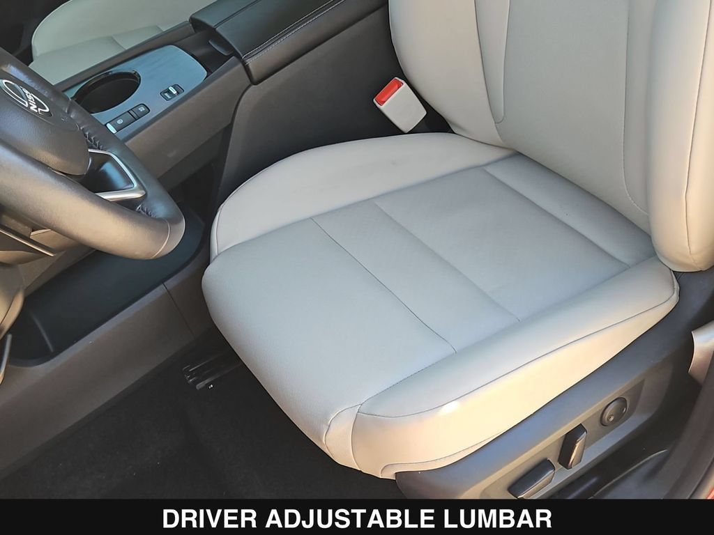 Used 2024 Nissan Rogue SV w/ SV Premium Package FWD image 16
