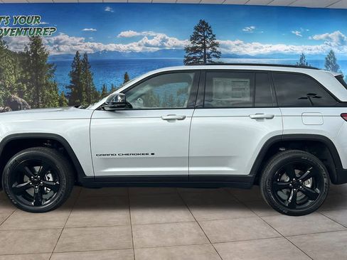 New 2025 Jeep Grand Cherokee Altitude image 8