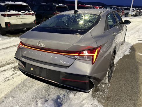 Certified 2025 Hyundai Elantra Limited image 10