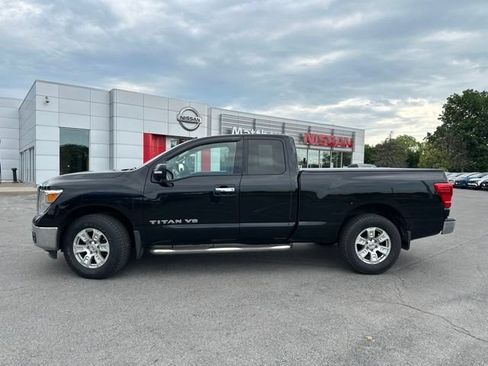Used 2018 Nissan Titan SV AWD/4WD image 2