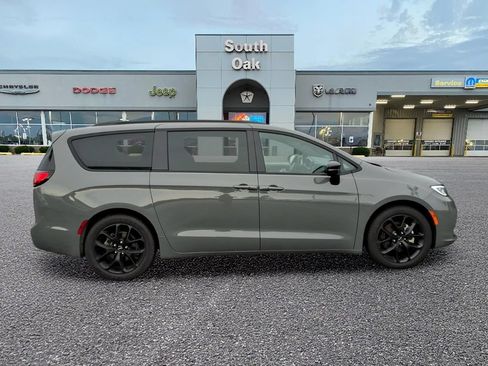 Certified 2025 Chrysler Pacifica Limited FWD image 2