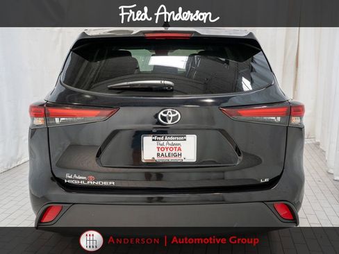 Used 2025 Toyota Highlander LE FWD image 4
