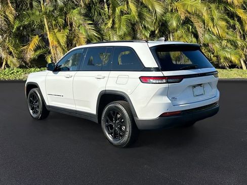 Used 2024 Jeep Grand Cherokee Altitude image 7