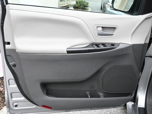 Used 2017 Toyota Sienna LE image 11