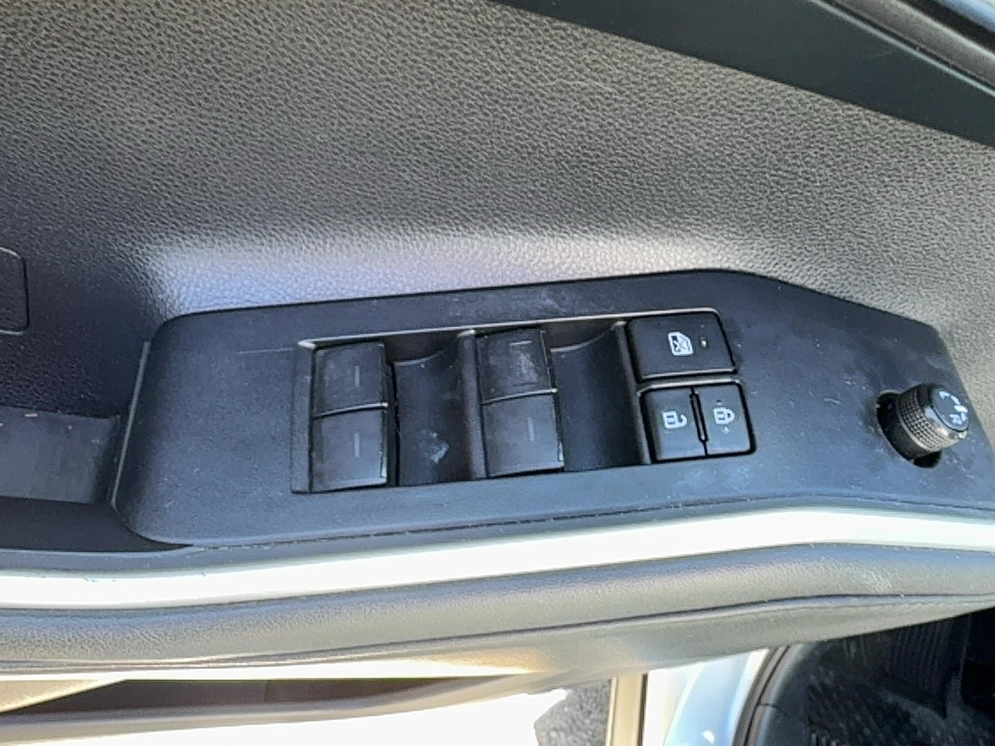 Used 2020 Toyota Highlander XLE AWD/4WD image 14