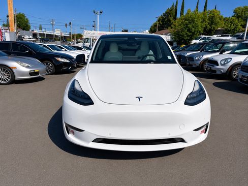 Used 2021 Tesla Model Y Long Range AWD/4WD image 2