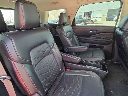 Used 2024 Nissan Pathfinder Platinum FWD image 16