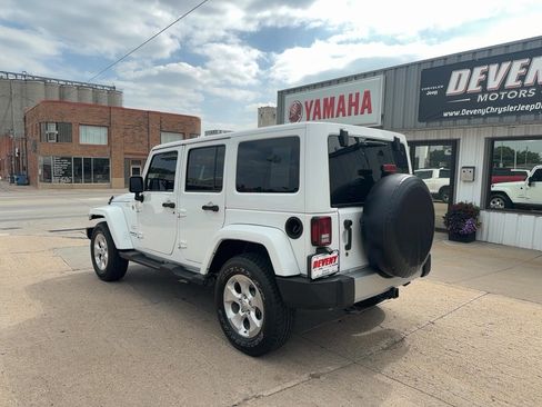 Used 2015 Jeep Wrangler Unlimited Sahara w/ Connectivity Group AWD/4WD image 8