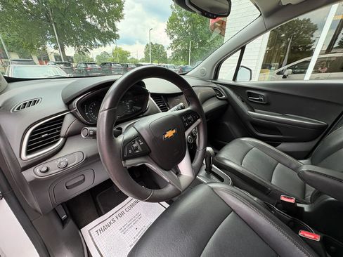 Used 2021 Chevrolet Trax LT w/ Premium Seat Package AWD/4WD image 25