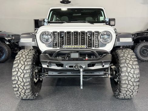 Used 2025 Jeep Wrangler Unlimited Rubicon image 3
