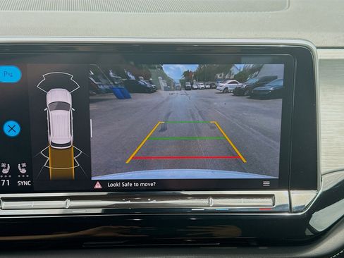 Certified 2024 Volkswagen Atlas Cross Sport SE FWD image 13