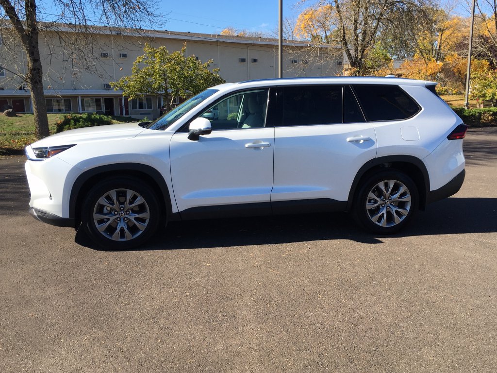Used 2026 Toyota Grand Highlander AWD image 3
