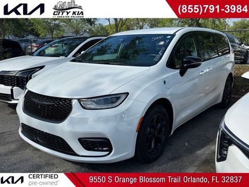 Used 2024 Chrysler Pacifica Select image 1