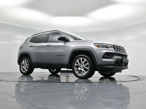 Used 2023 Jeep Compass Latitude image 4