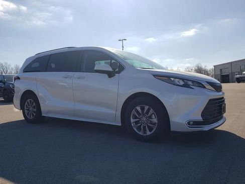 Used 2024 Toyota Sienna XLE FWD image 3