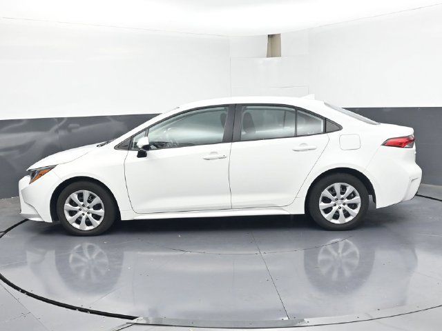 Used 2025 Toyota Corolla LE FWD image 4