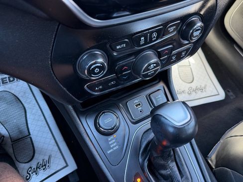 Used 2019 Jeep Cherokee High Altitude AWD/4WD image 16