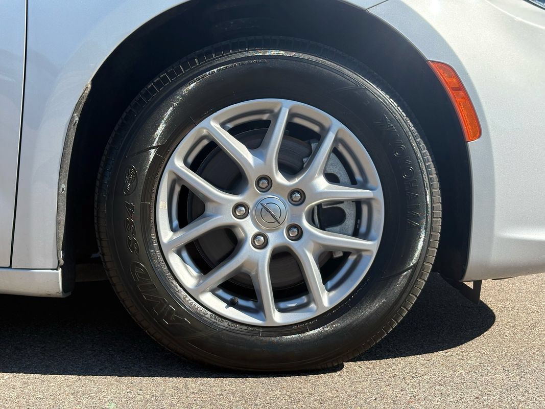Used 2024 Chrysler Pacifica Touring-L FWD image 10