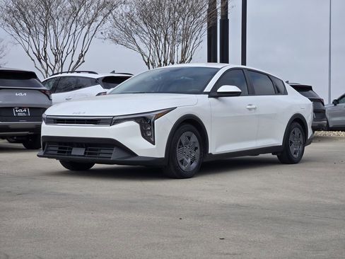 New 2025 Kia K4 LX image 2