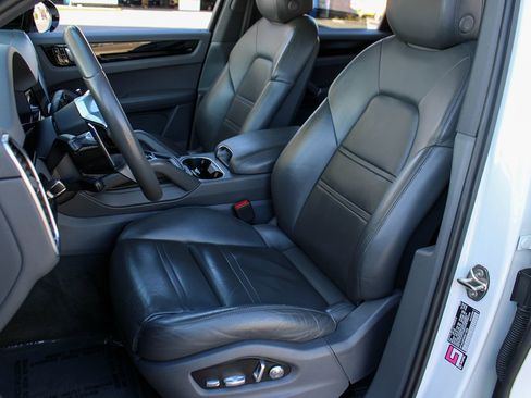 Used 2019 Porsche Cayenne image 16