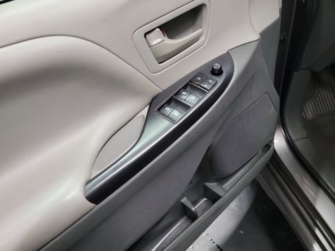 Used 2020 Toyota Sienna L image 14