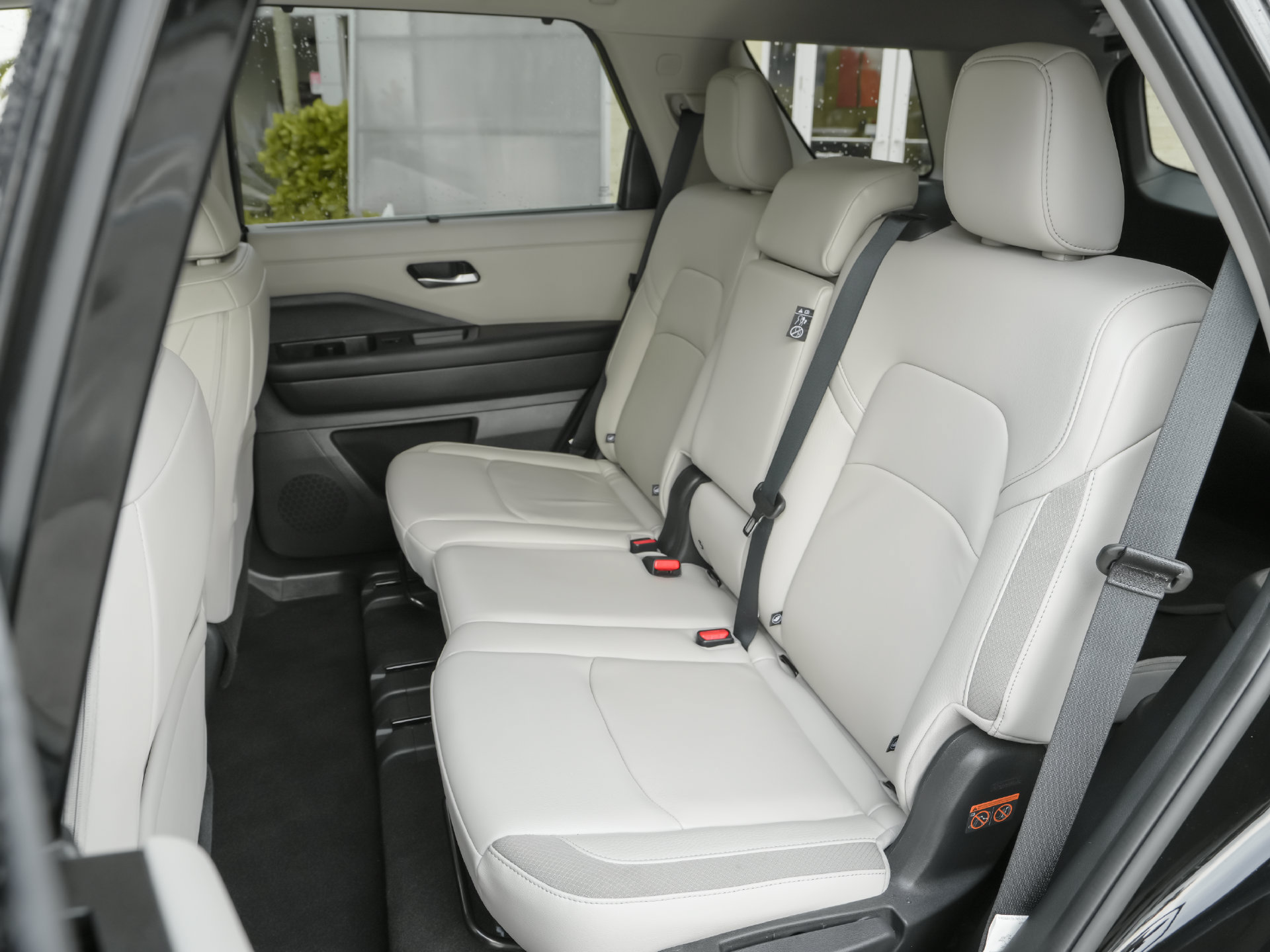 Used 2025 Nissan Pathfinder SL FWD image 5
