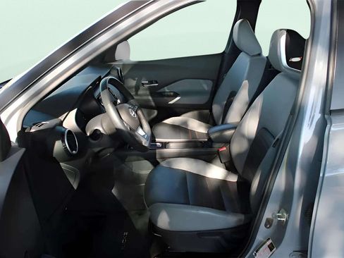 Used 2024 Nissan Kicks SR w/ SR Premium Package FWD image 19