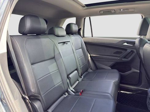 Used 2018 Volkswagen Tiguan SEL AWD/4WD image 18