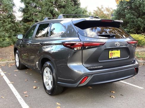 Certified 2024 Toyota Highlander LE image 9