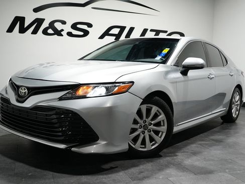 Used 2018 Toyota Camry LE image 3