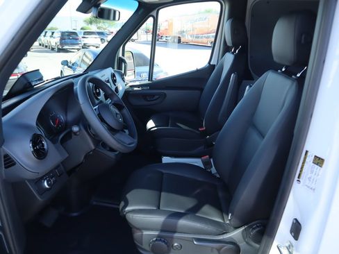 Used 2025 Mercedes-Benz Sprinter 2500 image 18