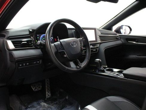 Used 2025 Toyota Camry SE w/ Convenience Package image 4