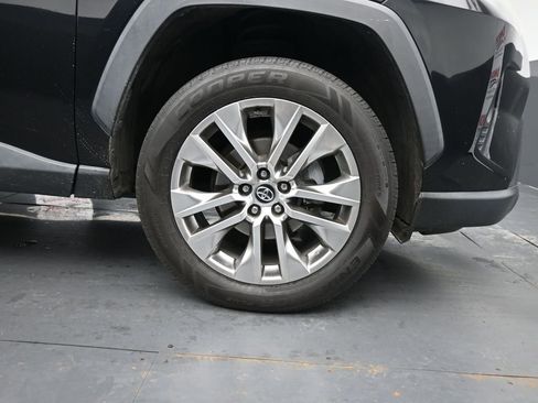 Used 2021 Toyota RAV4 XLE Premium image 11