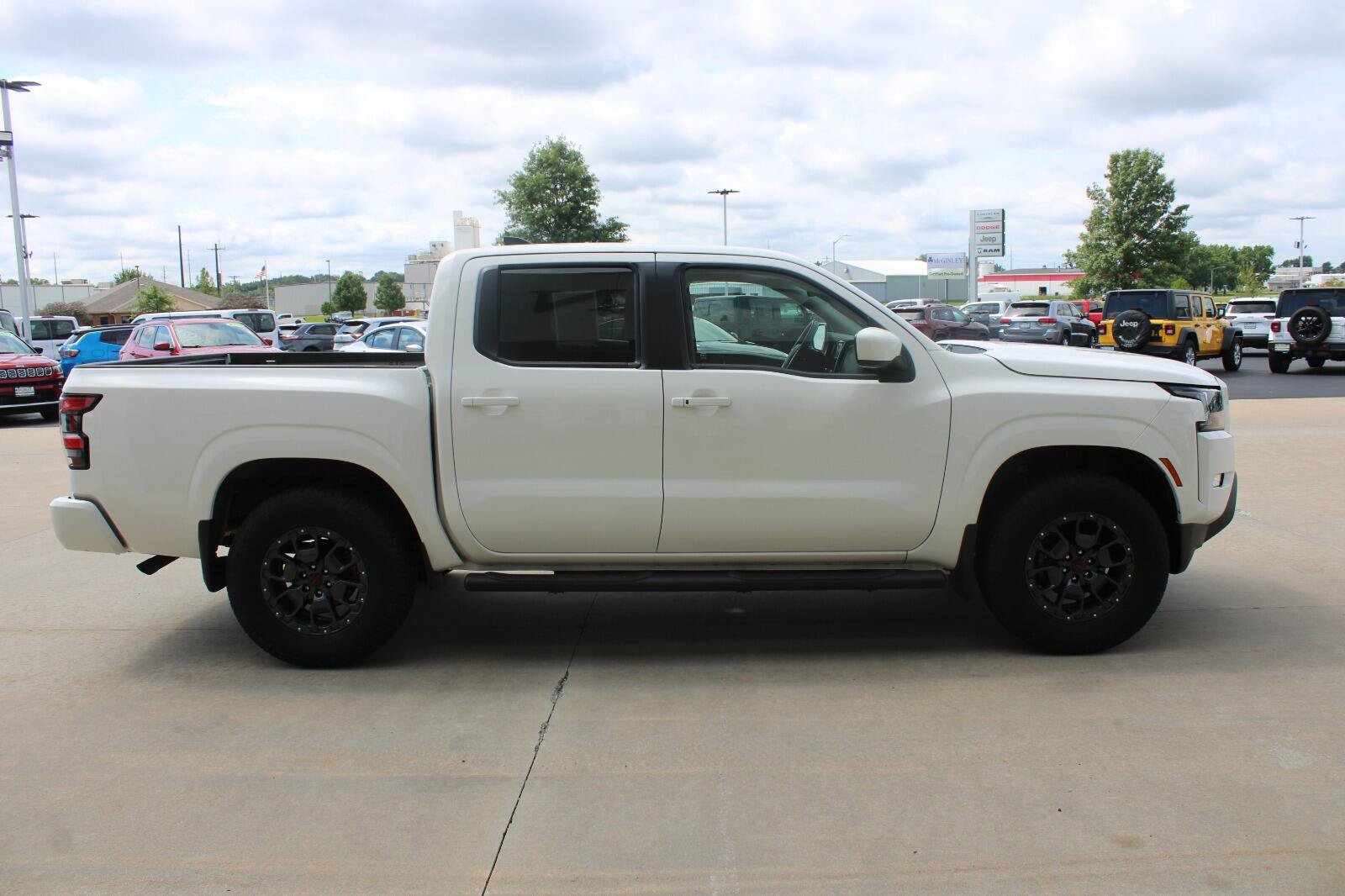 Used 2023 Nissan Frontier SV w/ SV Convenience Package AWD/4WD image 6