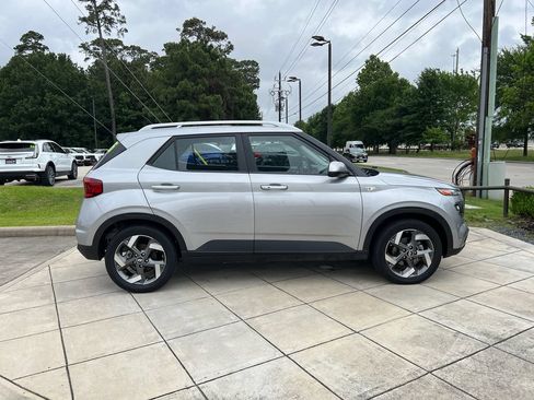 Certified 2025 Hyundai Venue SEL FWD image 4