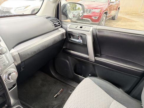 Used 2016 Toyota 4Runner SR5 AWD/4WD image 27