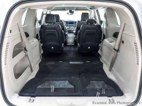 Used 2024 Chrysler Pacifica Touring-L image 26