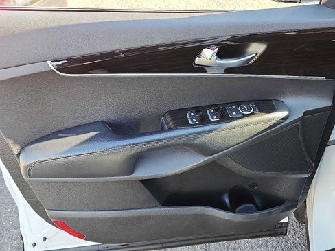 Used 2019 Kia Sorento LX w/ LX Convenience Package image 12