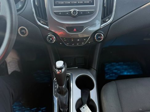 Used 2017 Chevrolet Cruze LT w/ Convenience Package FWD image 12