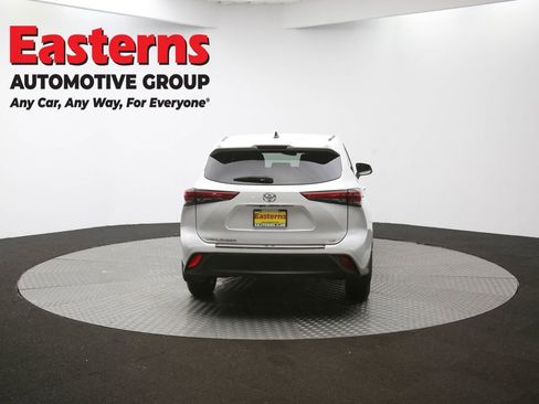 Used 2023 Toyota Highlander LE image 38