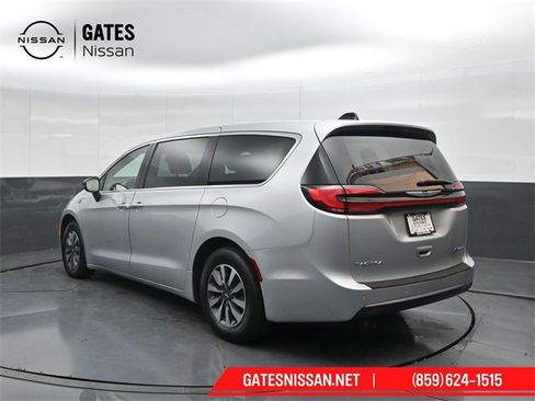 Used 2024 Chrysler Pacifica Select image 8