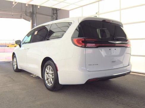 Used 2024 Chrysler Pacifica Touring-L w/ Uconnect Theater Family Group FWD image 4