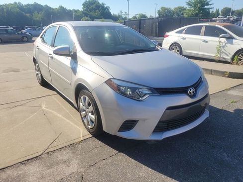 Used 2016 Toyota Corolla LE FWD image 2