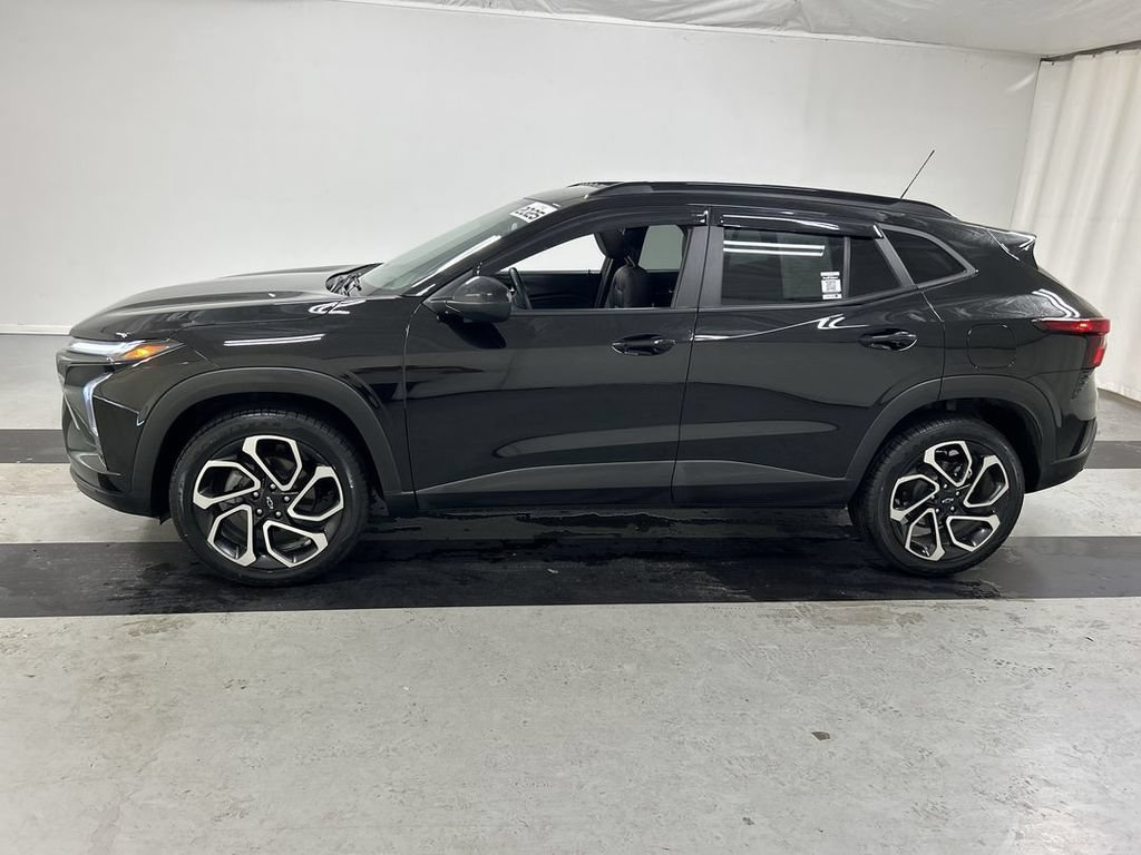 Used 2025 Chevrolet Trax RS w/ Sunroof Package FWD image 6