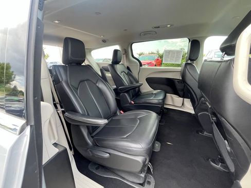 Used 2023 Chrysler Pacifica Touring-L FWD image 24