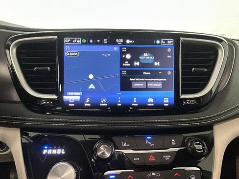 Used 2024 Chrysler Pacifica Limited FWD image 26