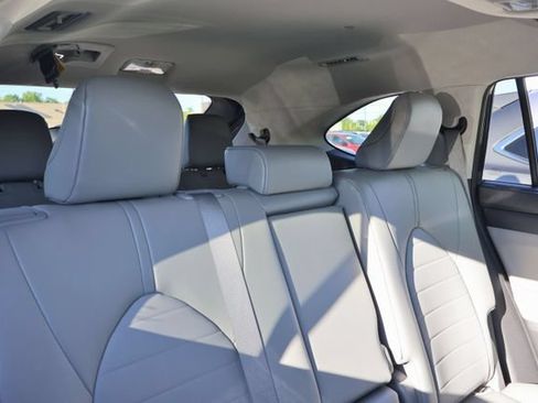 Used 2023 Toyota Highlander XLE AWD/4WD image 18